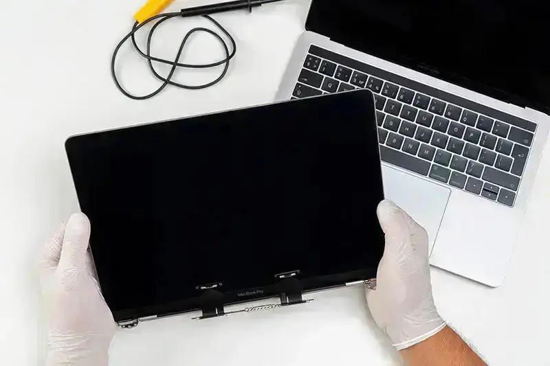 MacBook Ekran Değişimi