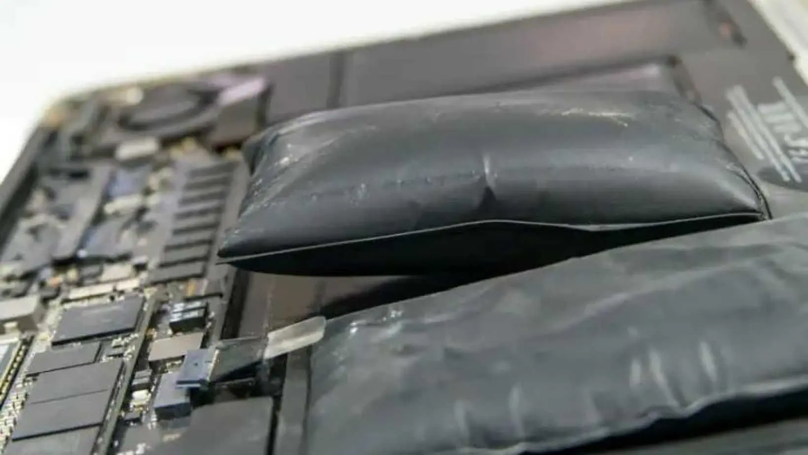 MacBook Bataryası Şişti