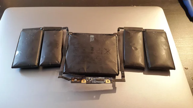 MacBook Batarya Şişmesi