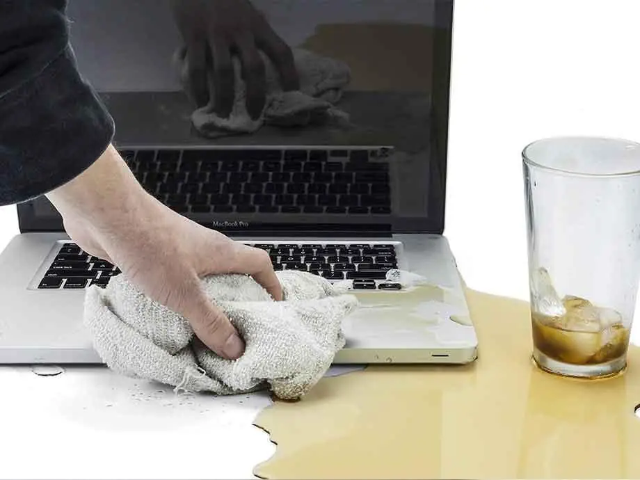 MacBook Sıvı Teması