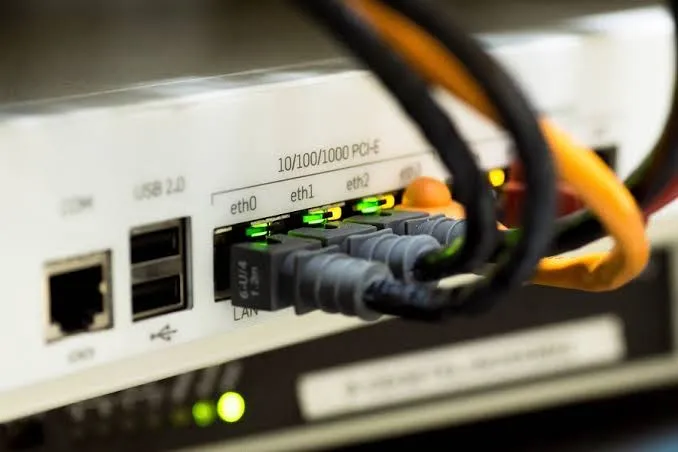 Kurumsal server ve network altyapısını temsil eden sunucu kabinleri